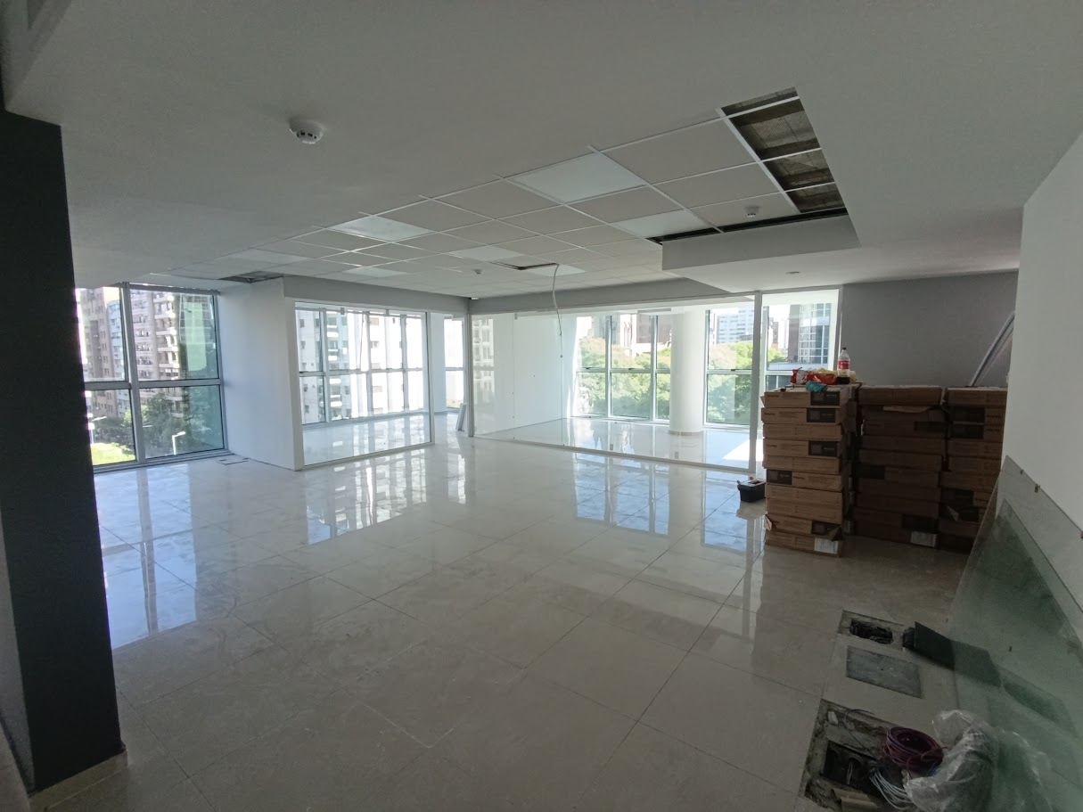 Oficina en obra con piso de porcelanato y ventanales