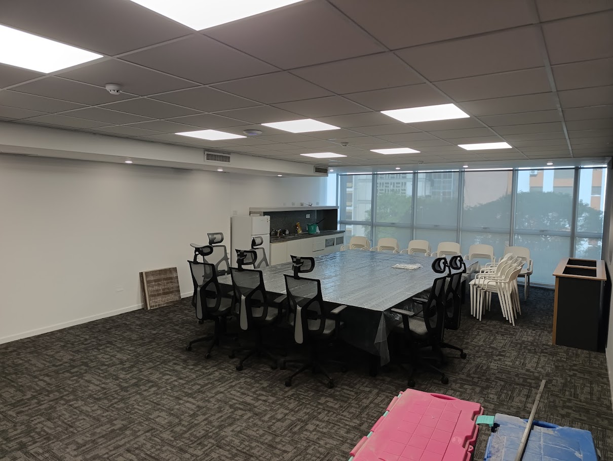 Sala de reuniones con kitchenette y carpetas