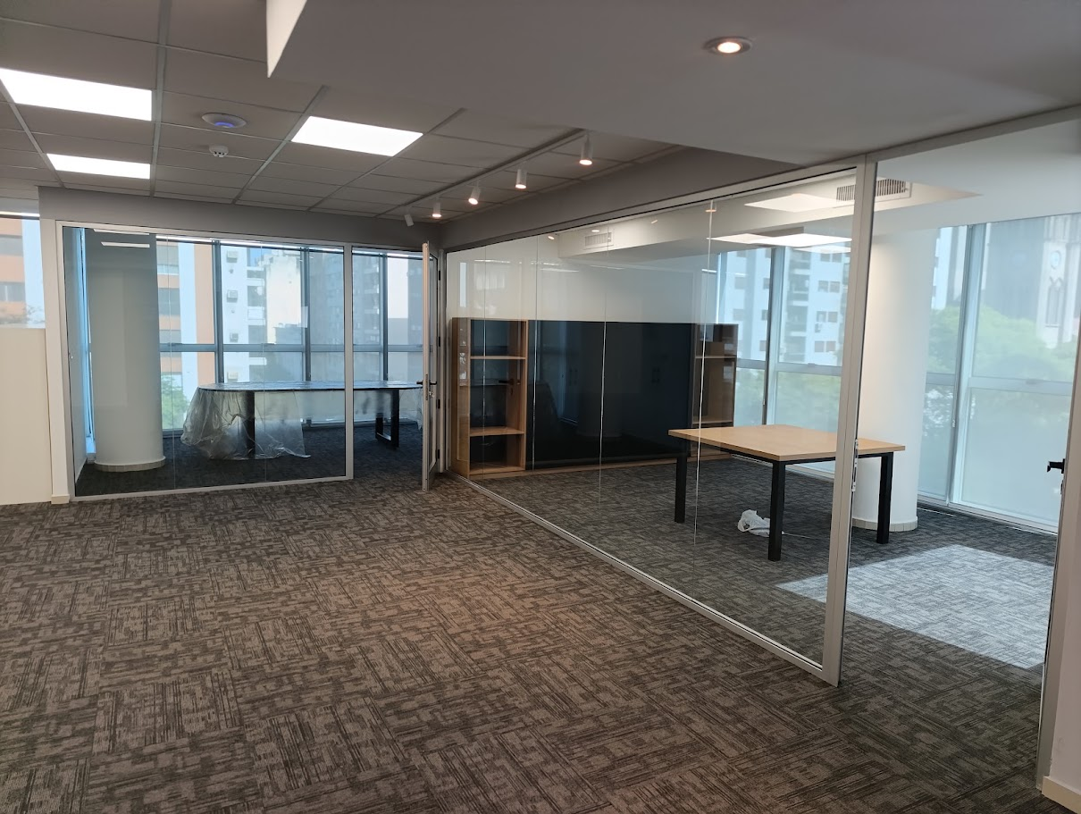 Oficinas privadas con tabiques de vidrio y vista a la ciudad