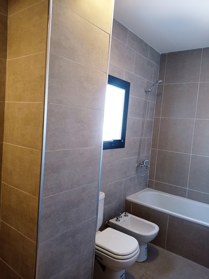 Baño con bañera, inodoro y bidet